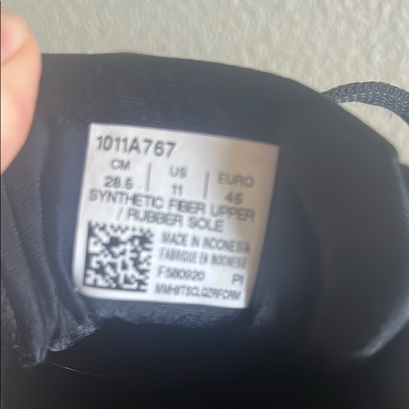 Black ASICS - Picture 4 of 6